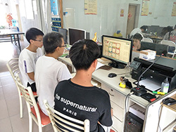 文鼎电脑培训学校学生们正在听视频课